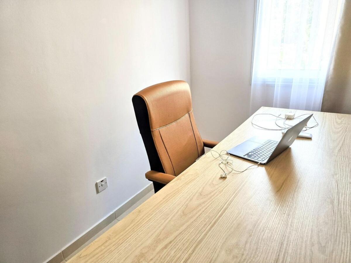 Townhouse In Gardens Gated Complex, 200mbps Wifi *