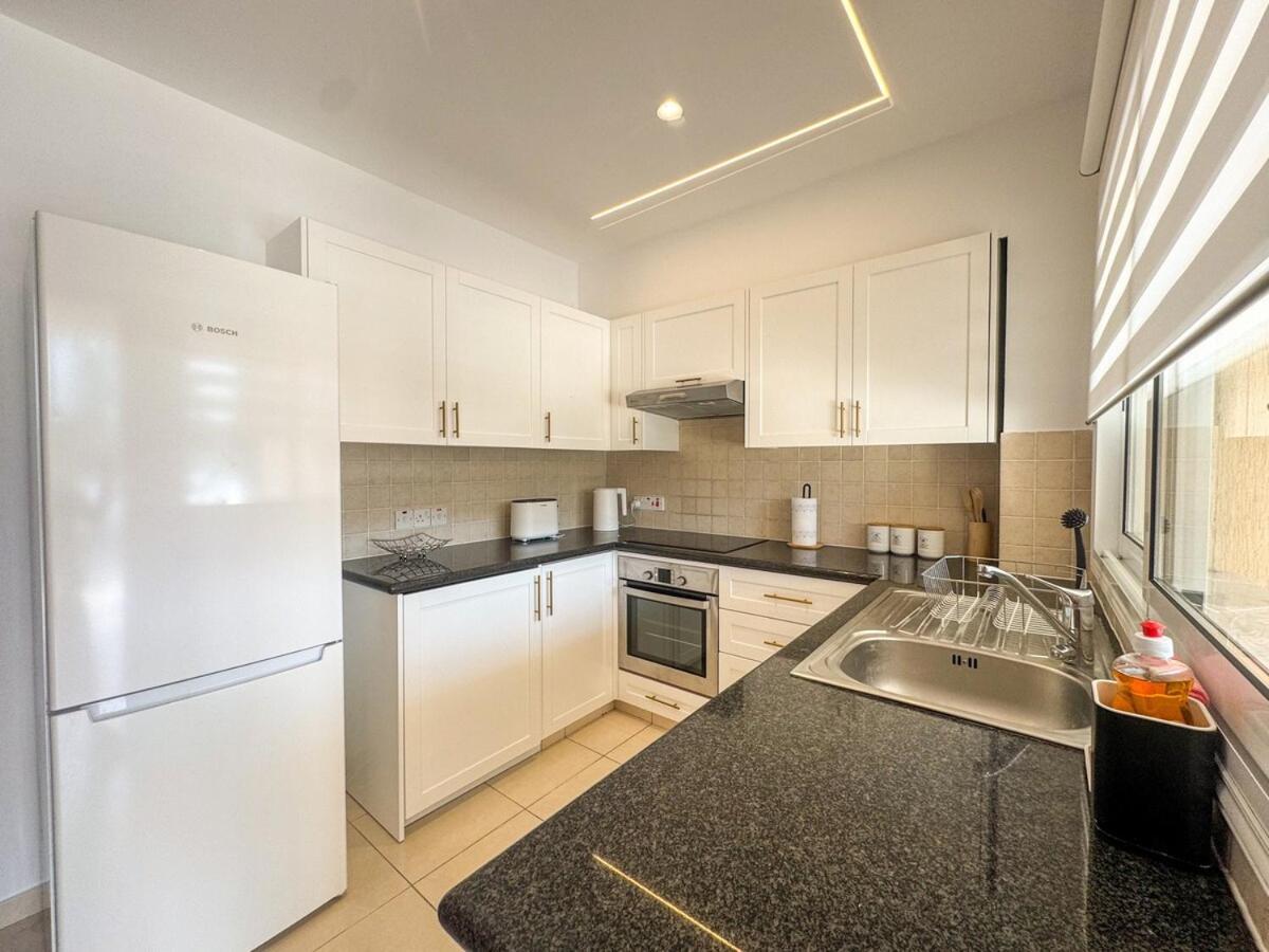 Townhouse In Gardens Gated Complex, 200mbps Wifi Apartment *