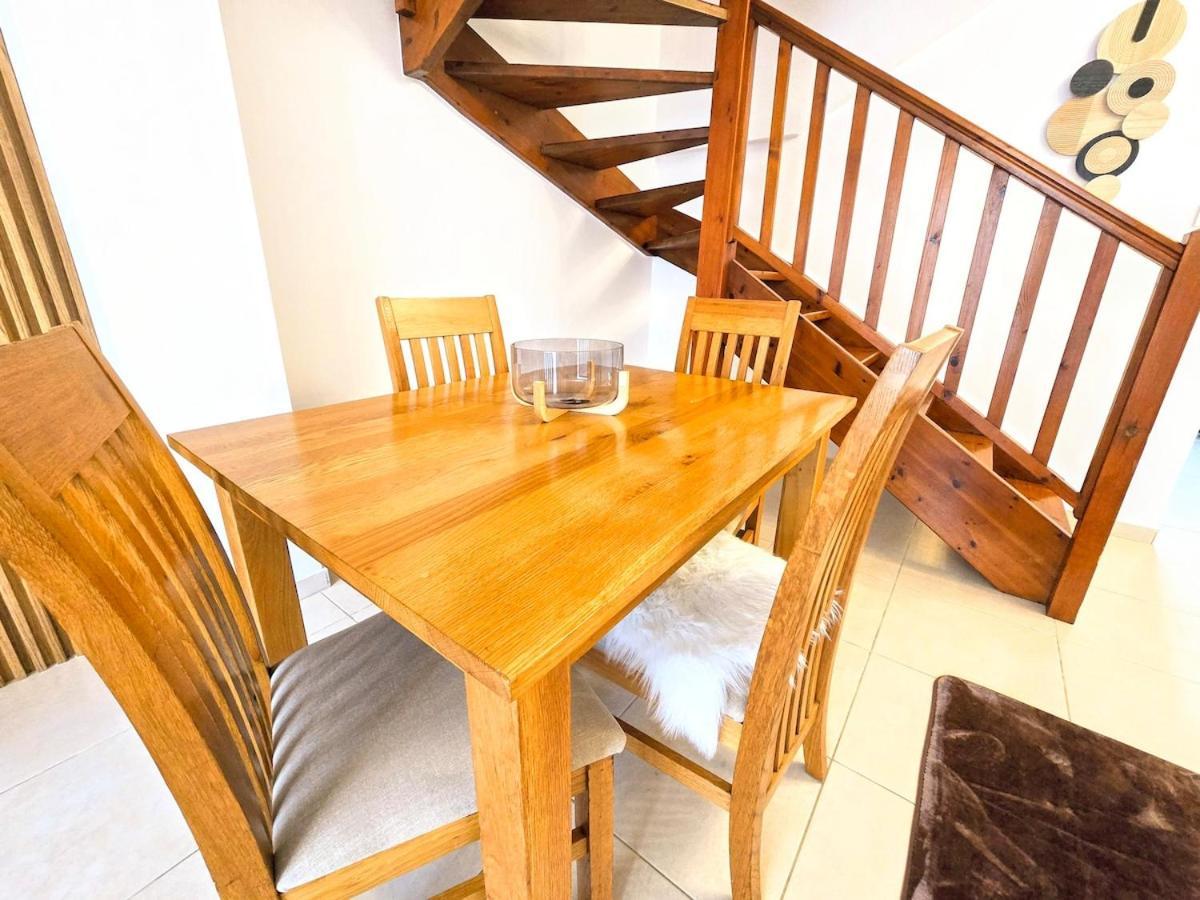Townhouse In Gardens Gated Complex, 200mbps Wifi *