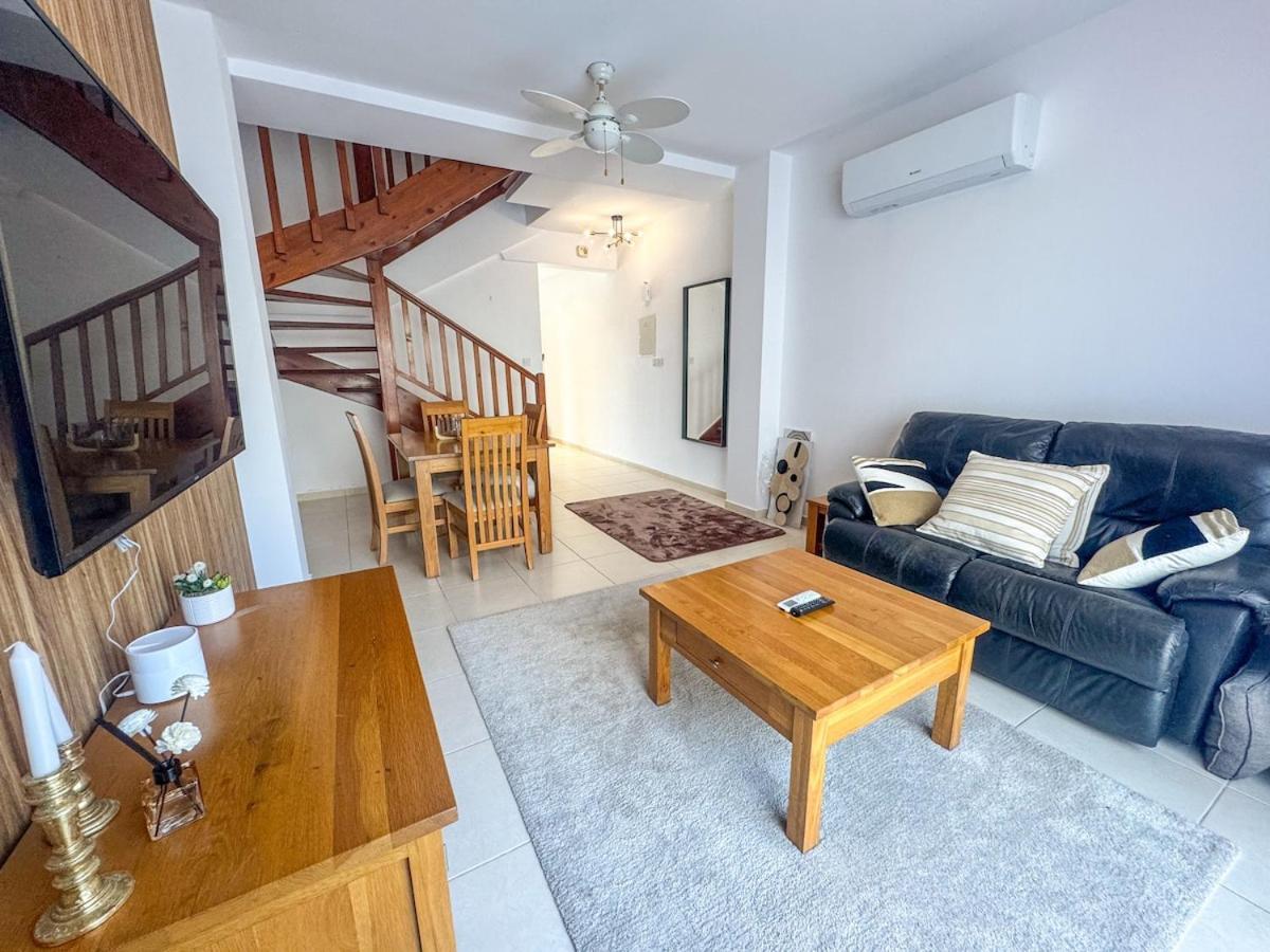 Townhouse In Gardens Gated Complex, 200mbps Wifi * Paphos
