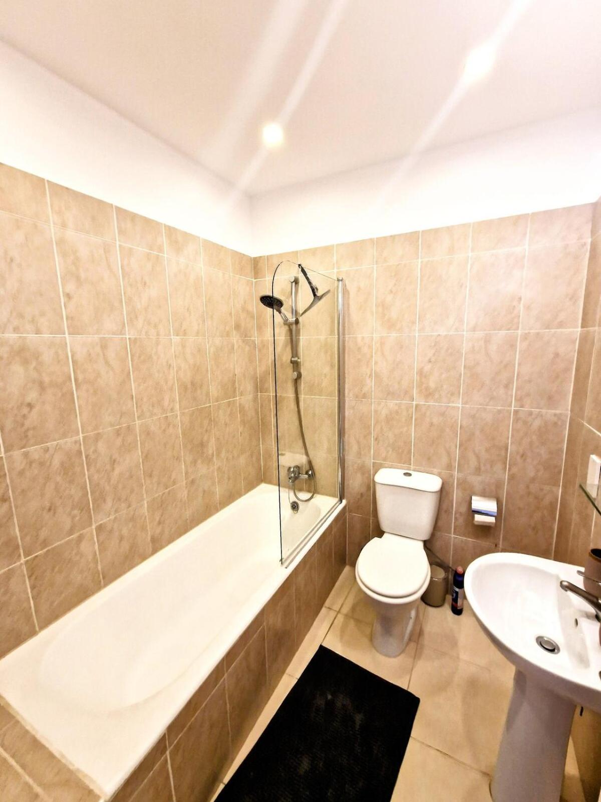 Townhouse In Gardens Gated Complex, 200mbps Wifi Apartment